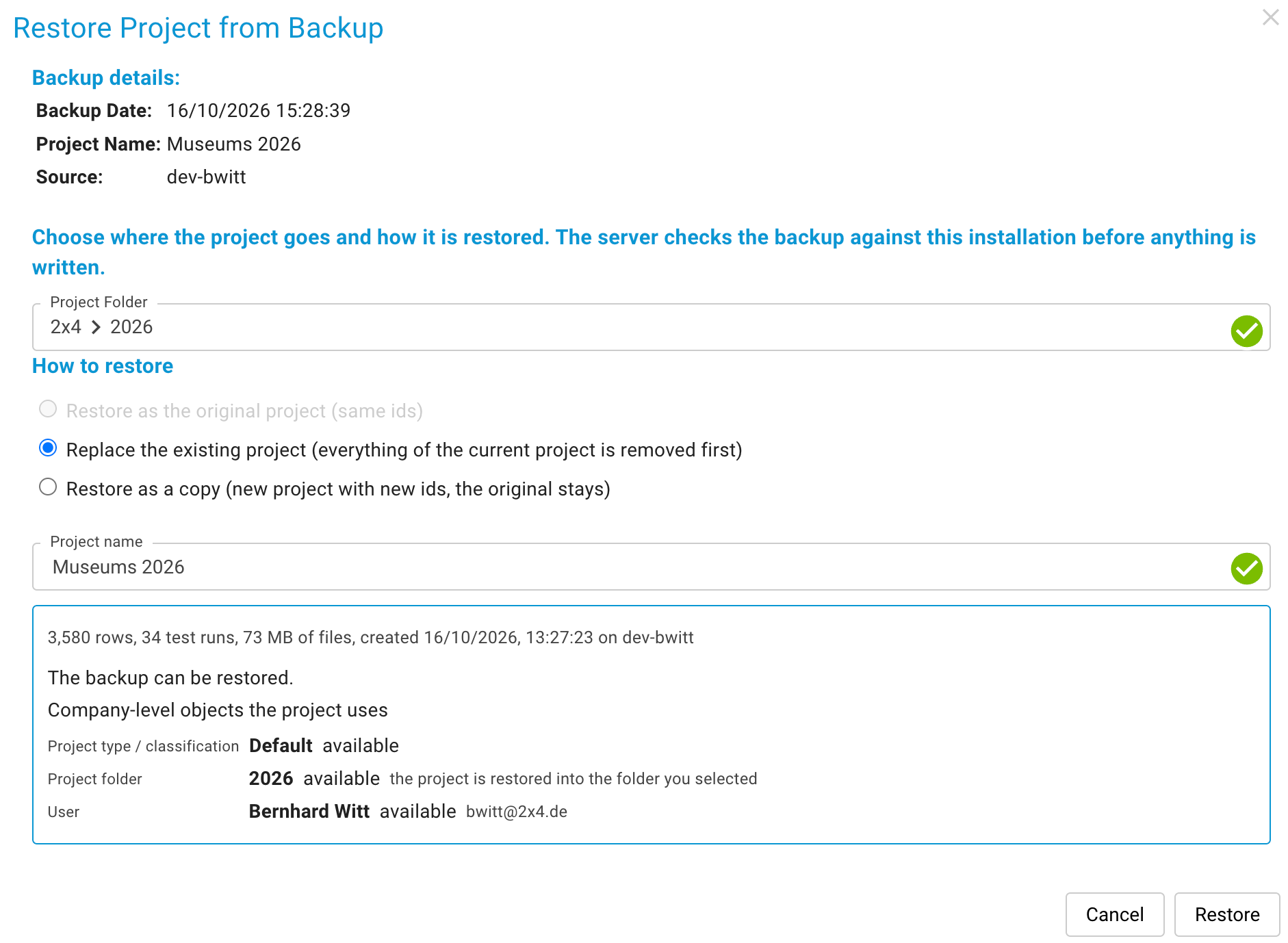 Platzhalter: Screenshot des Dialogs Projekt aus Sicherung wiederherstellen mit Backup-Details, Firmen- und Ordnerauswahl, den drei Modus-Optionen, dem Projektnamen und dem Prüfergebnis mit firmenweiten Objekten und dem Häkchen aus der Sicherung anlegen